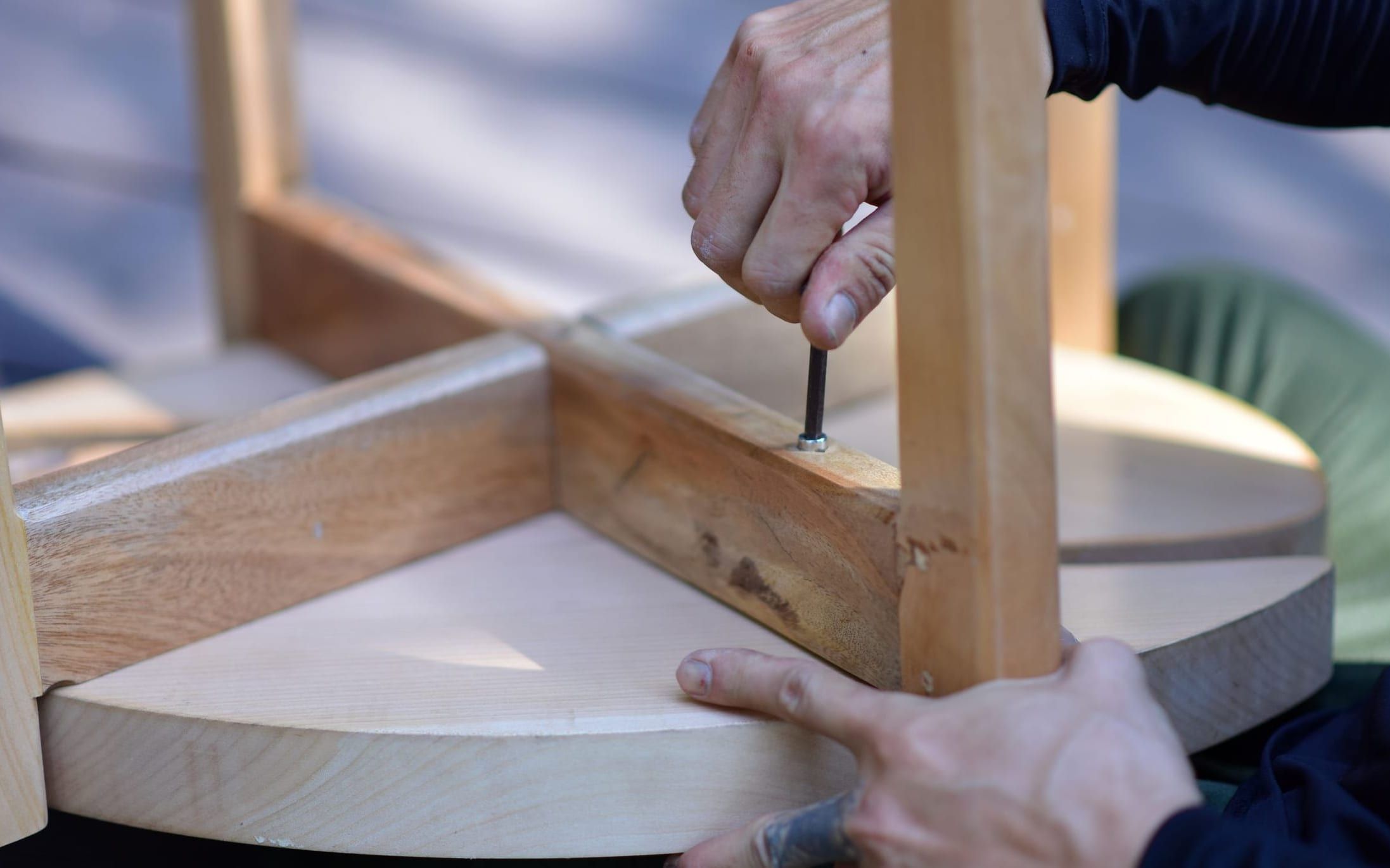 Table turned upside down while the legs are screwed into the frame